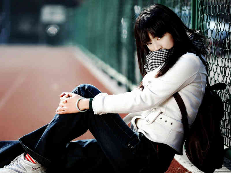 姑娘裹被单跑下楼 究竟是怎么回事？