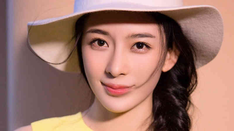 江苏东海一女老师抱娃出黑板报走红网络 网友赞其敬业